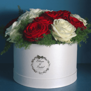 boite bloom of pastel roses rouges et blanches